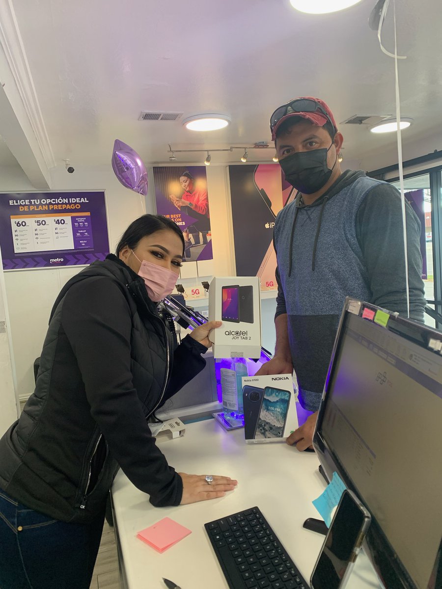 The Mobile Experts at Top Story Wireless showed up and SHOWED today with huge offers on phones and tablets for our customers!  Thanks Ladies, you're AWESOME! @JamesLeeWC <a href="/kharen_g/">Kharen G</a> #TabletonUS
#WEareNW #StoryRow