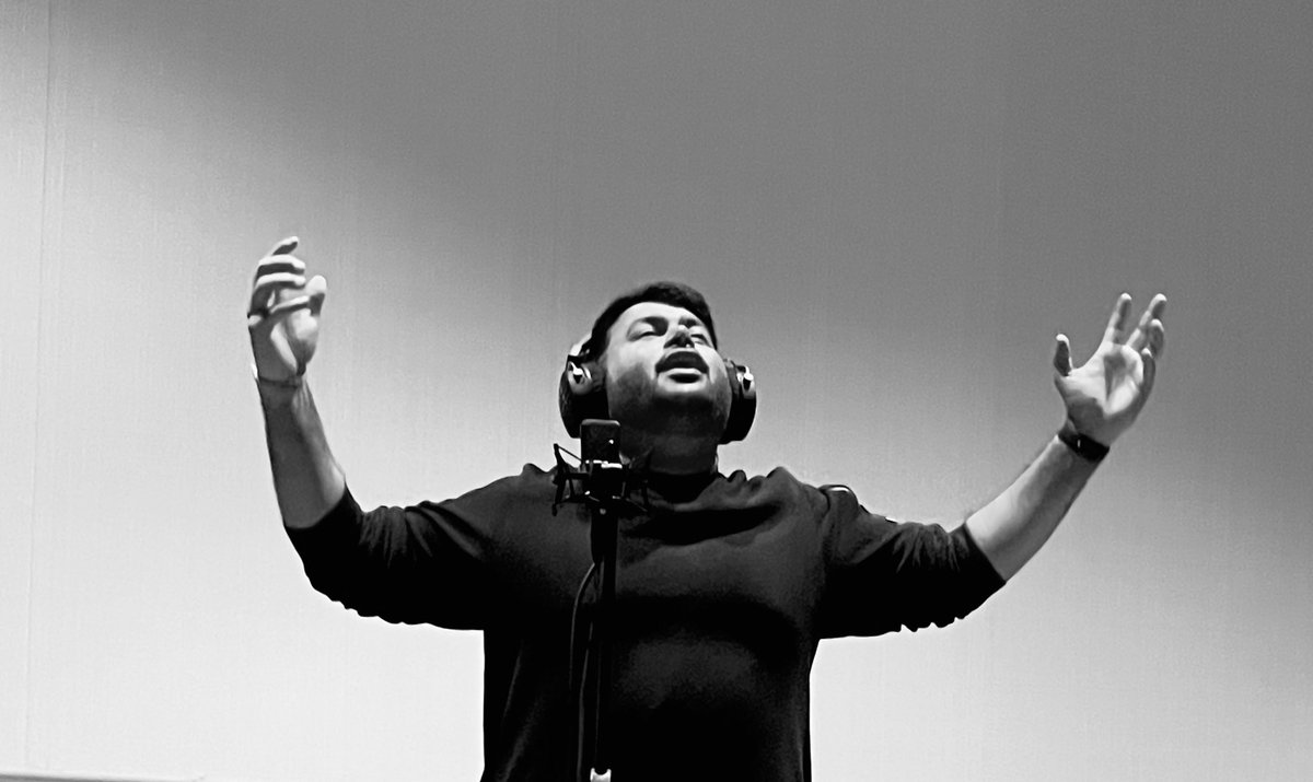 MusicThaman's tweet photo. Thanks for Making Our #Kalaavathi a #SensationalKalaavathi 💜

Starting Preparations for Our #SecondSingle Today from #SarkaruVaariPaataMusic 

#SarkaruVaariPaataSecondSingle 🧿💕

This One is gonna Be Solid single tooo !! 🖤💥 #SuperStarShining 🎛🎧▶️ https://t.co/GsWGqFAn2n