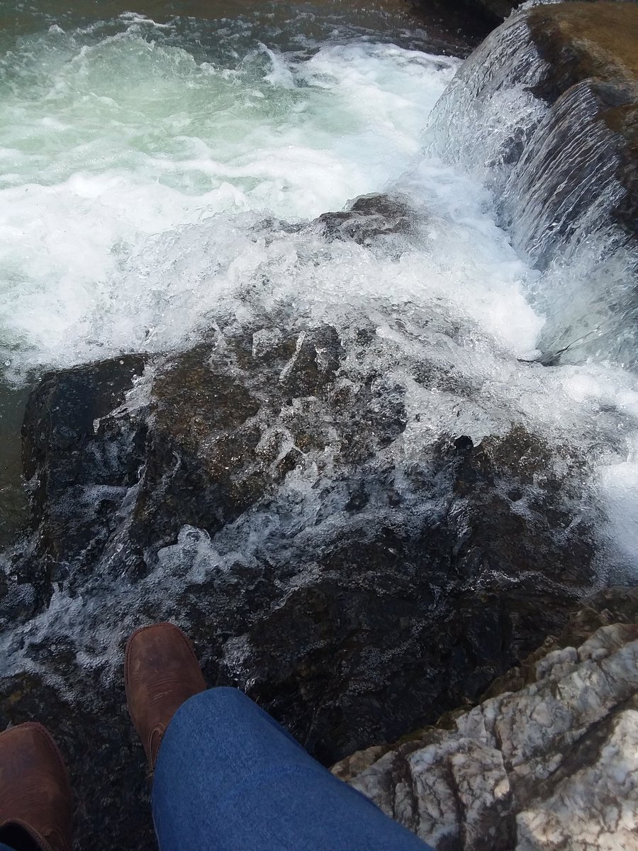 Took a little detour today on the way to the grocery store. I desperately needed to hear a creek... such a beautiful sound