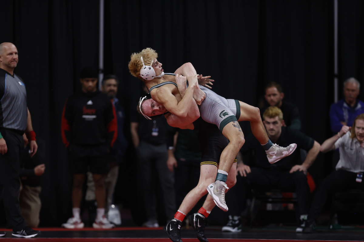 Hawks_Wrestling's tweet photo. Young grabs the 5-3 win over Saldate. He has now secured a berth at the NCAA Championships. 

#Hawkeyes #FightForIowa https://t.co/uk1jVnftTx