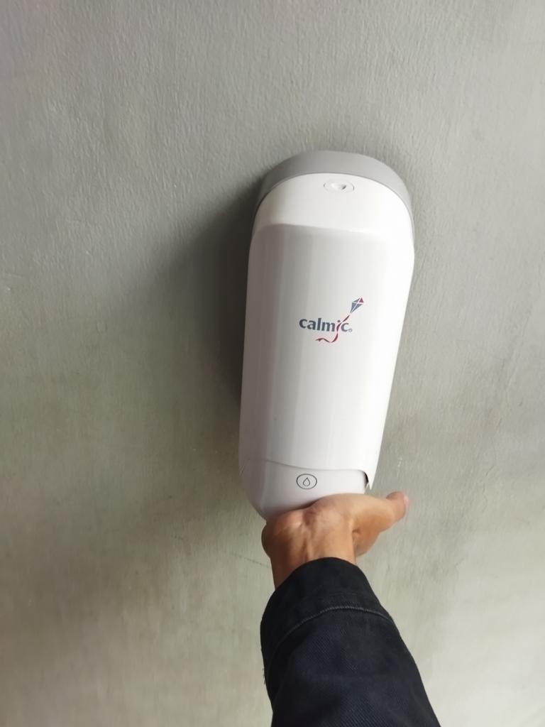 HananDo_'s tweet photo. Tadi baru banget ambil duit di ATM BRI aku terkesan banget, karena Ruanganya bersih, wangi dan ada handsanitizer gini. keren ! @BANKBRI_ID #ATMBRI #ValidNoDebat https://t.co/ITyZz2mkz6
