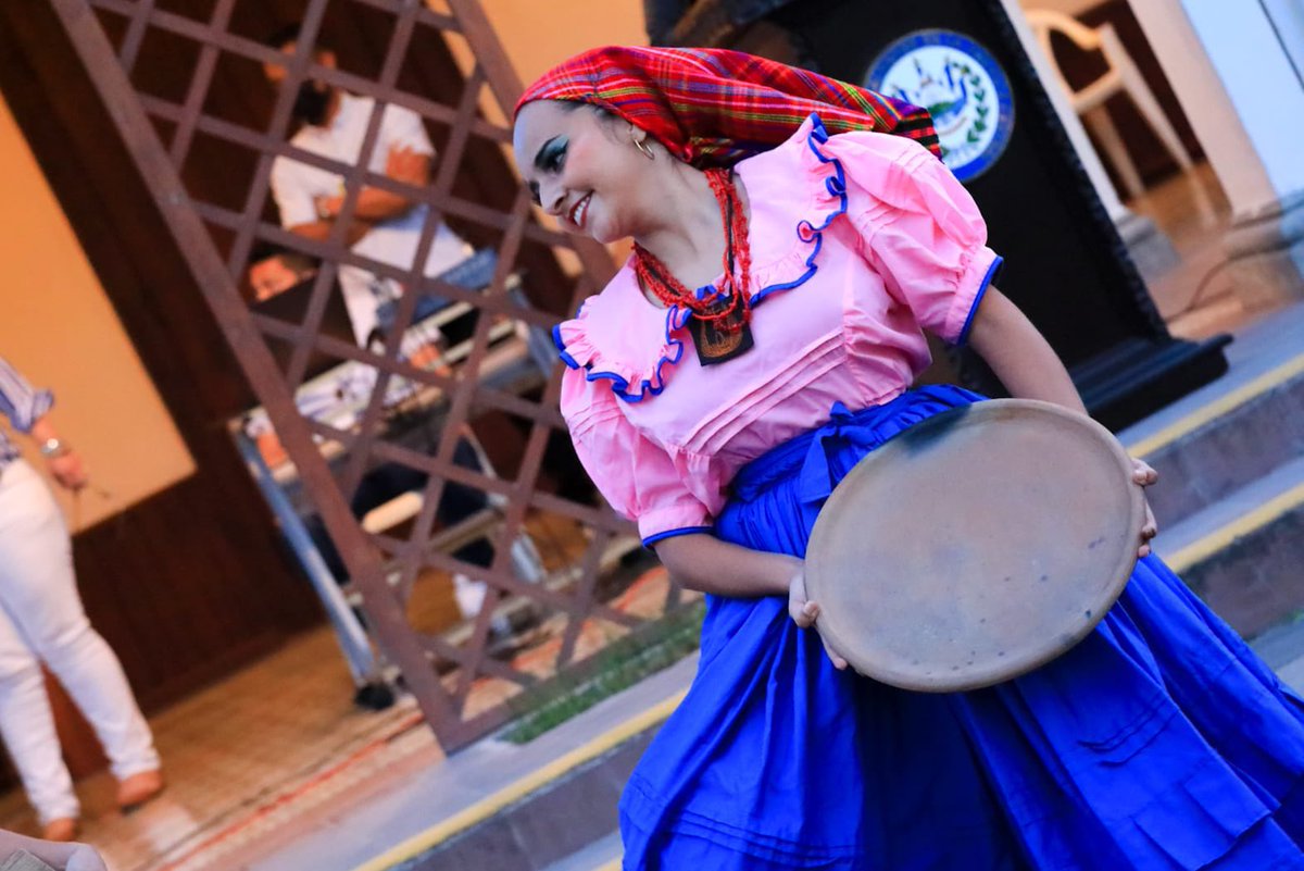 AsambleaSV's tweet photo. Previo al recorrido, los visitantes disfrutaron de la presentación de nuestro ballet folklórico. Esta actividad forma parte de las acciones que ejecutamos, a través de nuestro Departamento de Cultura y Deporte, para promover la riqueza cultural e histórica de la villa. https://t.co/0w33vjv2H2