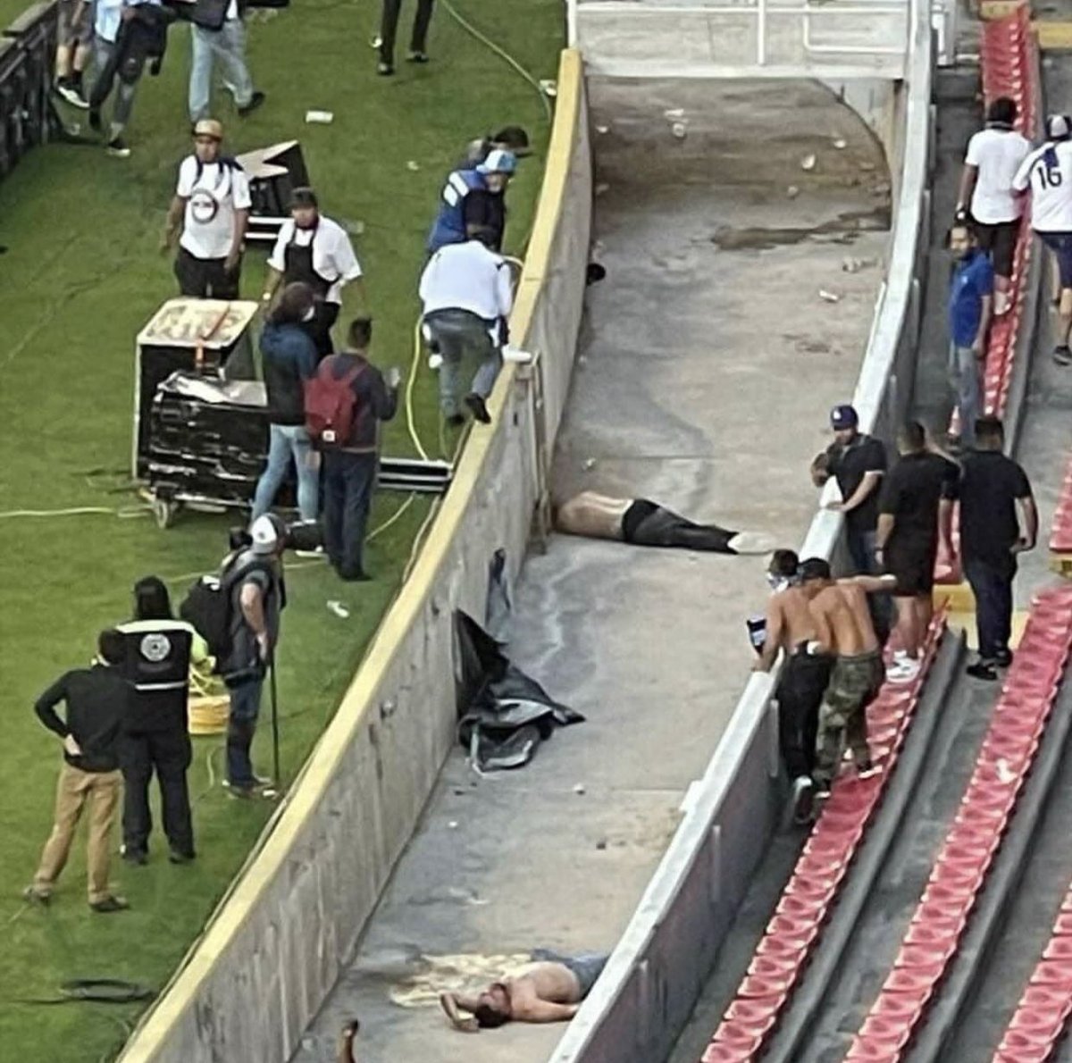 PelonGomis's tweet photo. ¡Cuando no sabes controlar tus emociones, estas terminarán controlándote a ti!
La violencia es el último recurso de los acéfalos, los idiotas y los fanáticos... Lamentablemente todos ellos se reunieron hoy en el Estadio Corregidora de Querétaro. https://t.co/Esh0advSkM