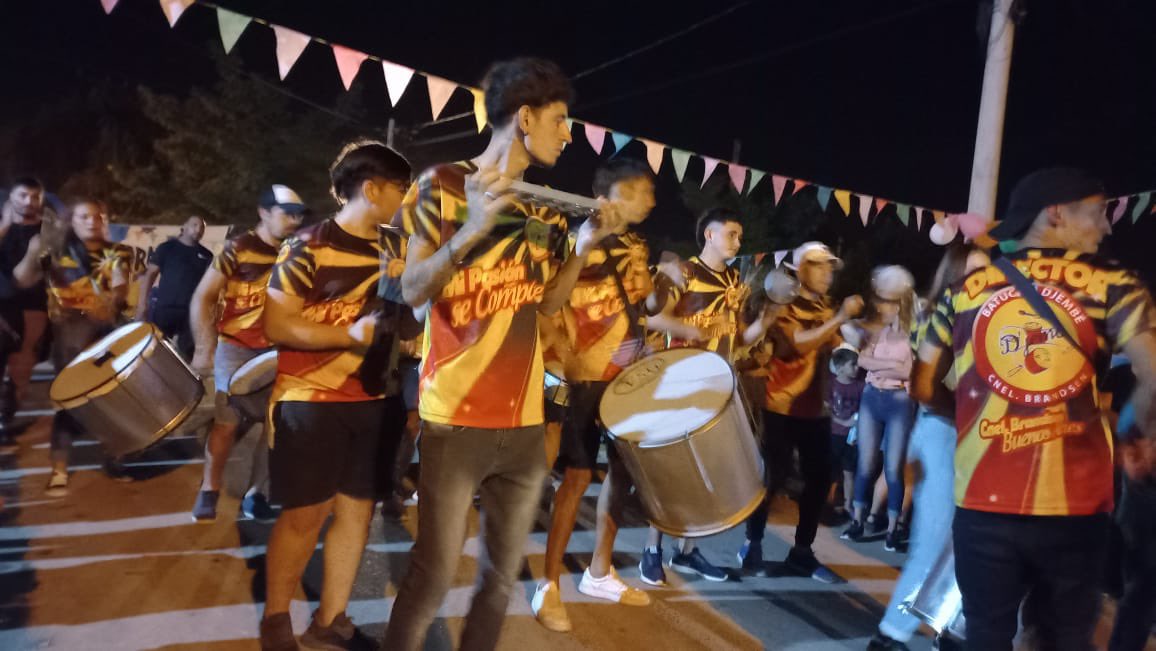ferraitelli's tweet photo. Agradezco a todos los compañeros y compañeras de @lacamporabrandsen por la organización. 

También a la banda La Descocada Cumbia y a la comparsa Sapucai que se coparon con la participación en este evento popular. https://t.co/BFjmQB5v9g