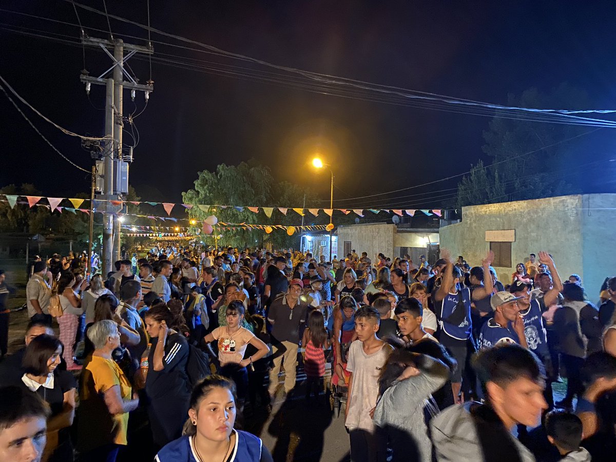 ferraitelli's tweet photo. Agradezco a todos los compañeros y compañeras de @lacamporabrandsen por la organización. 

También a la banda La Descocada Cumbia y a la comparsa Sapucai que se coparon con la participación en este evento popular. https://t.co/BFjmQB5v9g