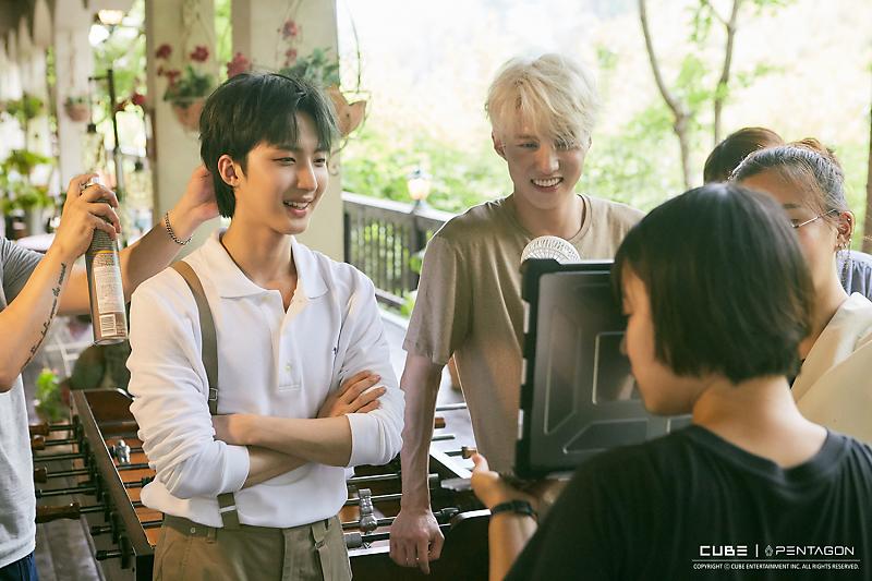 yoarchive's tweet image. sum(me:r) concept photoshoot behind the scenes
#여원 #후이 #펜타곤 #YEOONE #HUI #PENTAGON