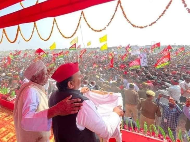 DeepuCh60043395's tweet photo. 🍁जब आँखों में अरमान लिया,मंजिल को अपना मान लिया,
हे मुश्किल क्या,आसान क्या,ठान लिया तो ठान लिया🍂
🦅#7din baad @yadavakhilesh जी मुख्यमंत्री बनेंगे https://t.co/4riNR4HpXR