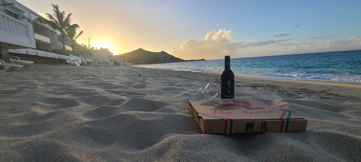 Pizza on the beach. Oh ya. Bit of vino too.