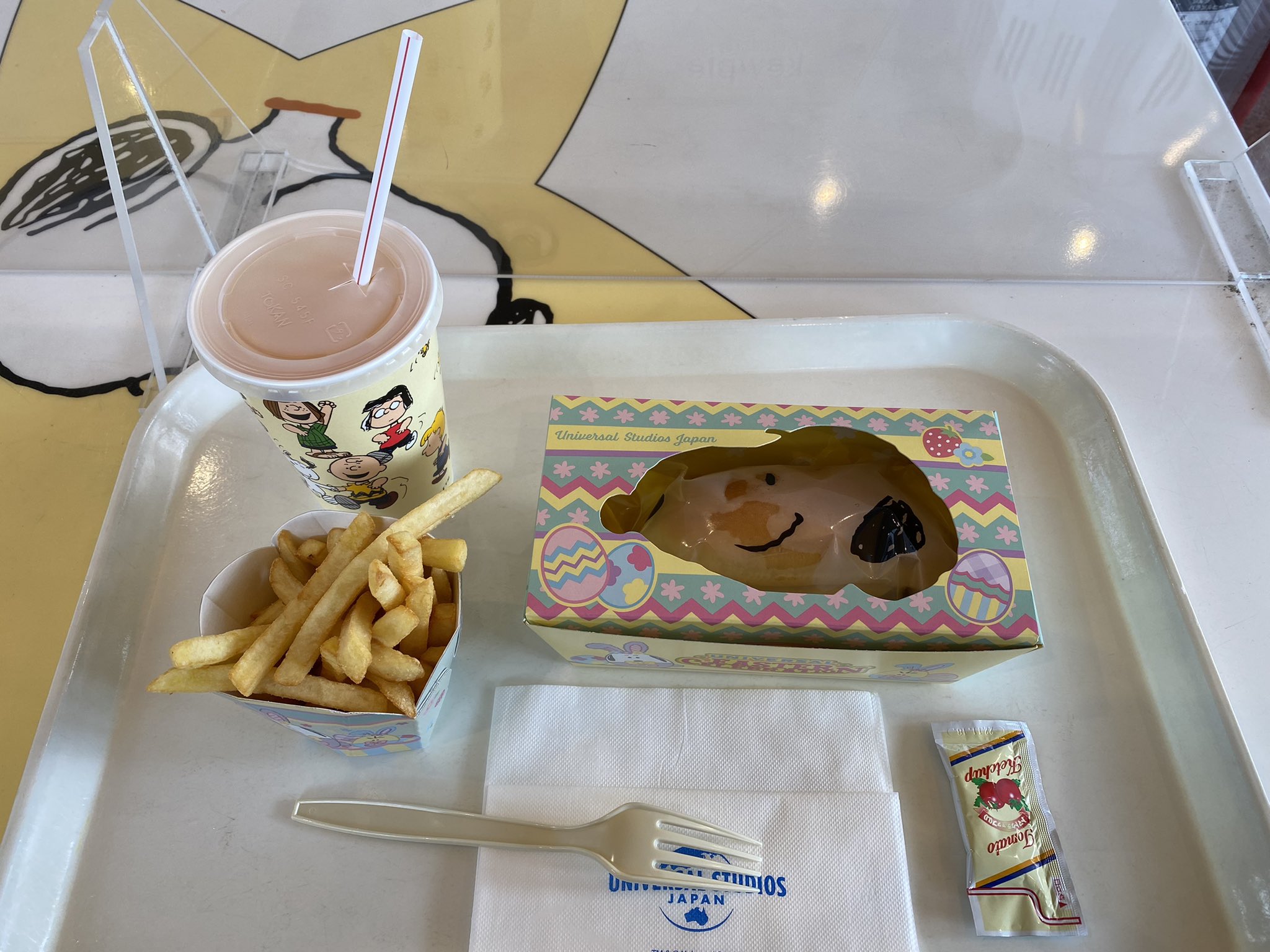 Naoki スヌーピー バックロット カフェのイースター限定のテリヤキビーフバーガーセット 容器がイースター仕様になっていて見た目も楽しめます Usj Usjファン Usjイースター T Co Wwdrhiz019 Twitter