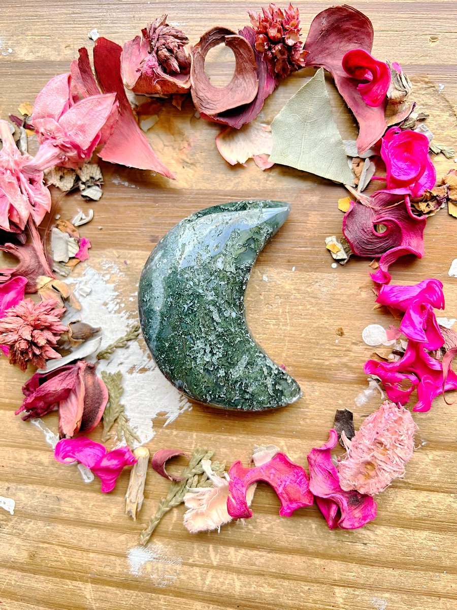 New crystals are now available on my website!🤍✨ I have so many beauties in need of a forever home! Pictured will be in the thread below!🤍✨ shop roseandquartz.com or DM! Each crystal comes with an info cutout and a free little gift!