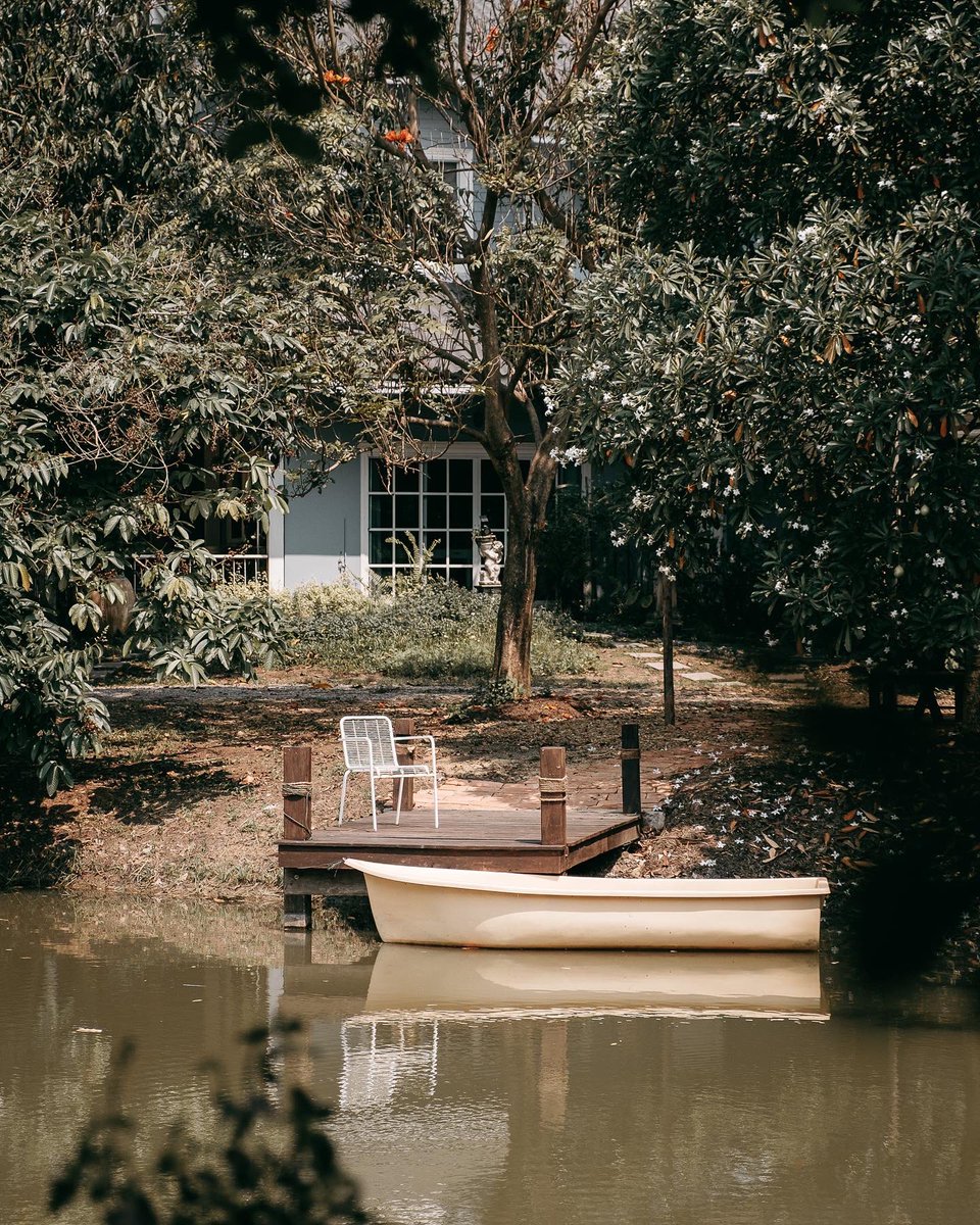 Rattomarty's tweet photo. จากนิยายคาเฟ่ ตลิ่งชัน เปิดบทใหม่เป็น “นิยาย บ้านสวน”⁣⁣ บ้านหลังสวยริมบึงน้ำสไตล์ชนบทอังกฤษ ด้านหลังติดทุ่งข้าวเขียวขจี มี glass house หลังน้อยที่เริ่มมีไม้เลื้อยปกคลุมซ่อนตัวอยู่มุมหนึ่ง เรือลำเล็กผูกโยงอยู่ริมท่า สวยงามเหมือนฉากในนิยาย⁣⁣ #รีวิวคาเฟ่ https://t.co/Zd520b7kAt
