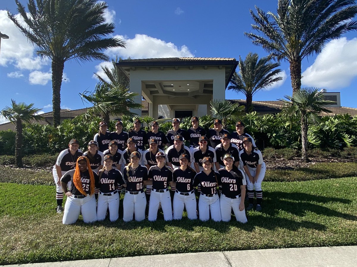 UFOilerSoftball's tweet photo. Ended an awesome Florida trip 8-4 with a 7-1 Finale vs @BC_Bears_SB!  Thanks for being the worthy opponent Bloomfield! Dance offs waiting for umpires! #TheWorm #Goilers #funinthesun #qualitytime https://t.co/IMgQmwSjIz