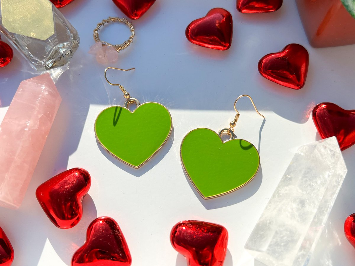 lvkaitiyn's tweet photo. $5 heart enamel dangle earrings 

these can all be found in my “clearance” section 🤍✨ https://t.co/Cjfk6vnwrF