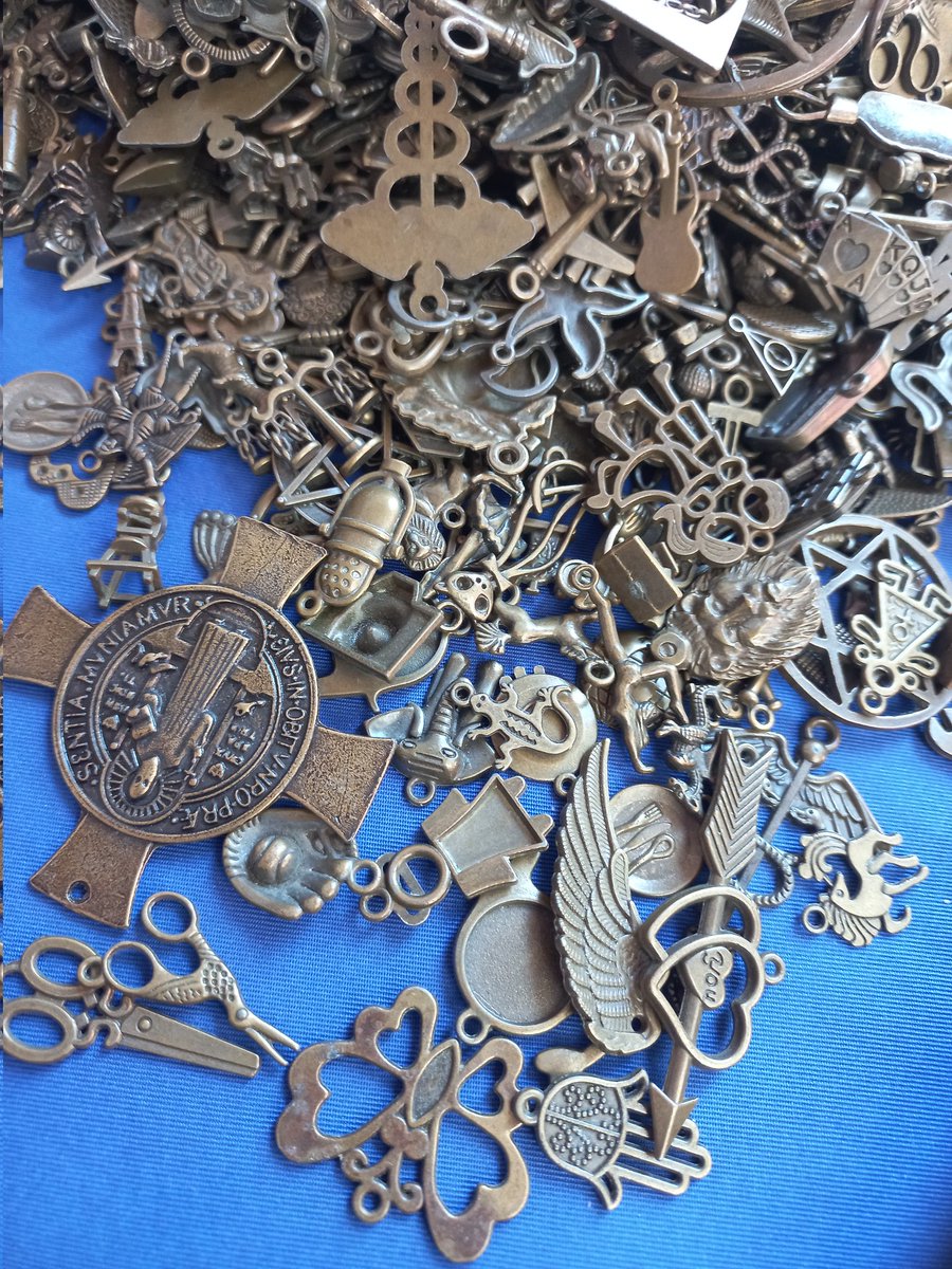 isaasahid's tweet photo. Miren estas chulada... son dijes o charms de Tooooodooo lo que te puedas imaginar! Los precios van desde $50 en adelante y te los montan en una pulserita de hilo negro.
#zoneando https://t.co/yDR8LcXR8P