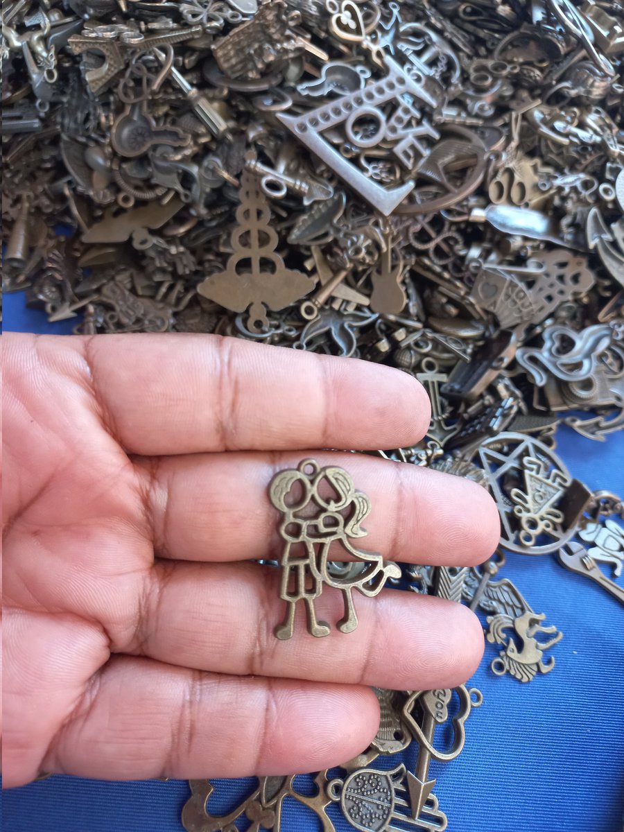 isaasahid's tweet photo. Miren estas chulada... son dijes o charms de Tooooodooo lo que te puedas imaginar! Los precios van desde $50 en adelante y te los montan en una pulserita de hilo negro.
#zoneando https://t.co/yDR8LcXR8P