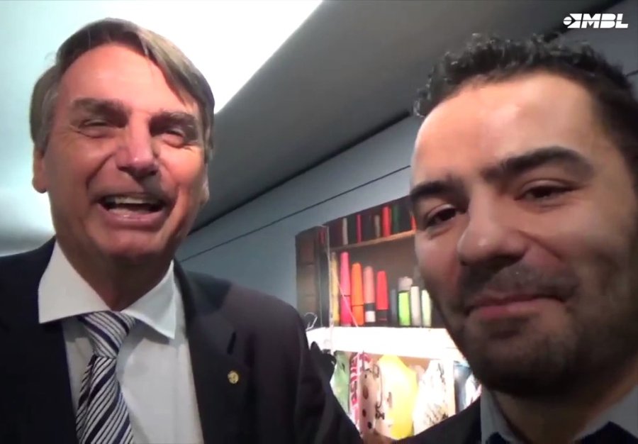 ROBSON_LEITE's tweet photo. Advinha qual é o único pré-candidato a Presidente que não tem foto (em lugar nenhum) abraçado com o Mamãe Falei? https://t.co/13HUFLiuJT