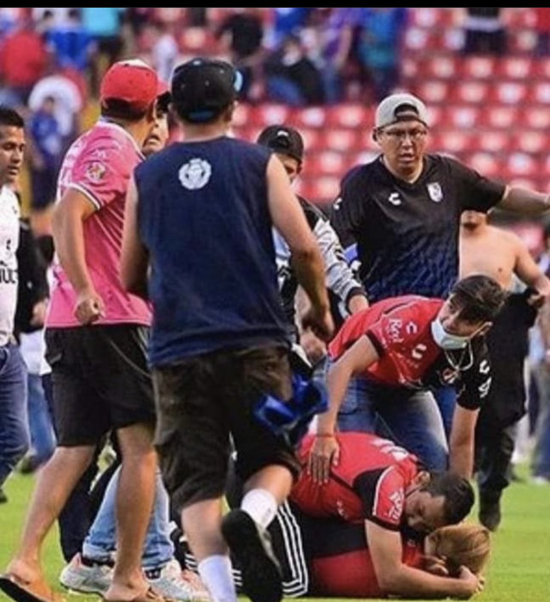 AnaMafud's tweet photo. ¡Qué violencia! Estremecedor, aterrador, escalofriante lo que se vivió en el estadio corregidora en Querétaro. 

¿NO ENTIENDEN QUE ES UN JUEGO?  ¿QUÉ SE GANA O SE PIERDE? 

Esto es el reflejo de un país sin educación, sin principios, con un fútbol sin protocolos de seguridad. 💔 https://t.co/ZYirFpJgpg