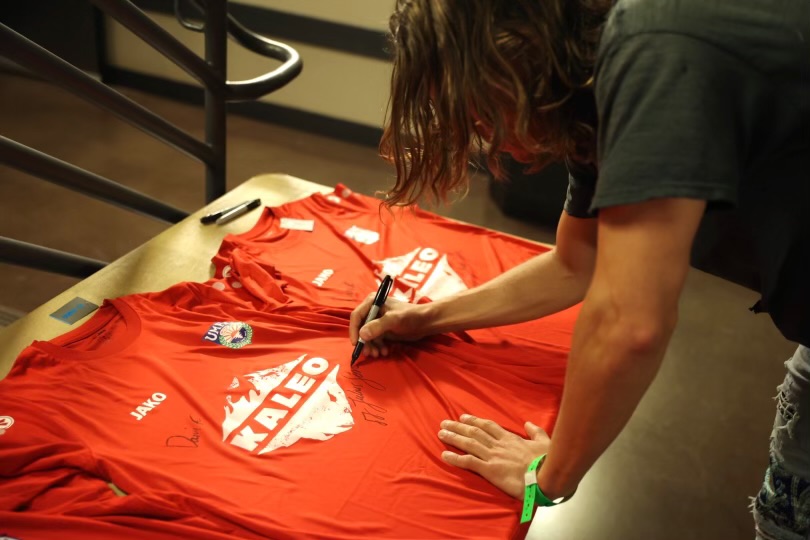 We’re proud to have soccer jerseys from our hometown team Afturelding at our merch table starting tonight. We’ll also be offering a limited number of signed jerseys at each show. All proceeds go to supporting the club we love. Tickets: bit.ly/328Vnh1