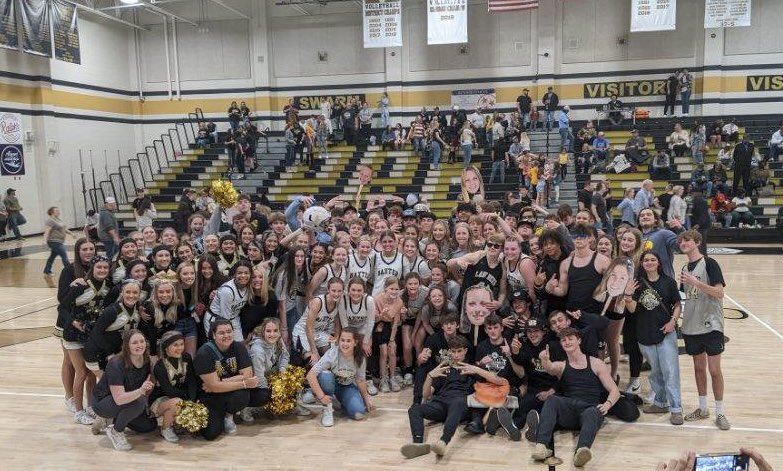 uppermanhoops's tweet photo. Your 2021-2022 Lady Bees are GLASS HOUSE BOUND!! #state #goldstateofmind https://t.co/DRgGZstMsr