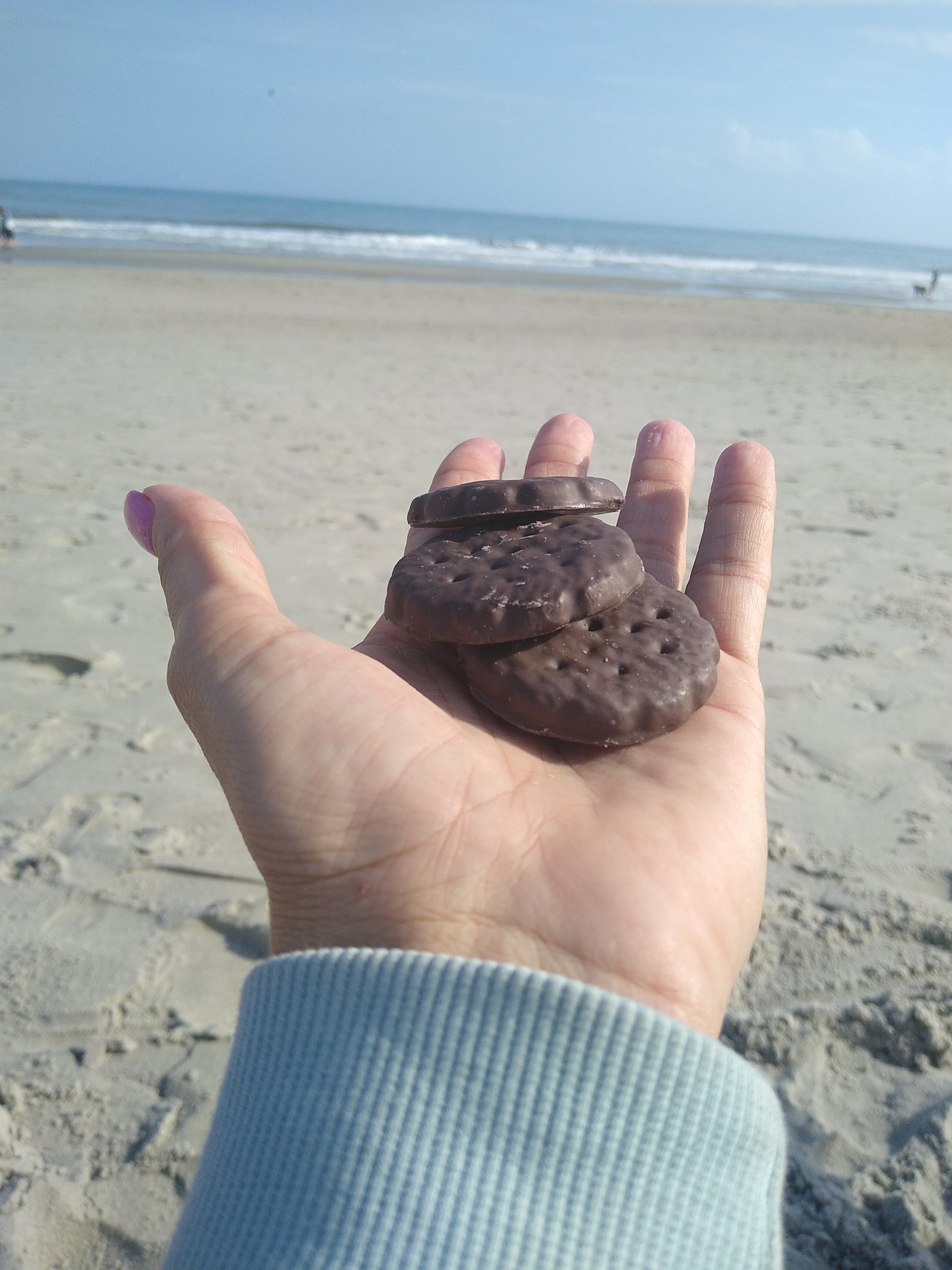Here I am after running the 25th anniversary Myrtle Beach run sitting out front the cabin on the beach eating girl scout cookies!! https://t.co/dHNxbeLb1g