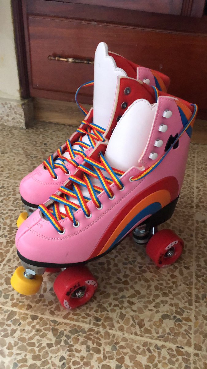 AlonLightwood's tweet photo. Hola nuevamente yo. Tengo que hacerme una resonancia y no tengo el dinero asi que estoy vendiendo mis patines MOXI (solo usados 3 veces) talla 8 (corren 9) con su equipo de peoteccion y llave para ajustar ruedas en 100$. Porfa ayudenme con un RT i need the money https://t.co/Z8r6u7mLmc