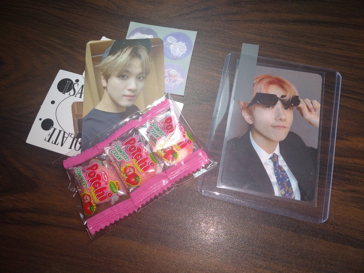 dejunwtb's tweet photo. [#to_hugo 🛒]

dumating na si boss jwi grabe ang sparks 😭🙏 TYSM for the smooth transaction + secure packaging (hiningal ako mag-unbox mga slight lng nmn) + cute freebies! sa susunod ulit! #tnxgrae @jaykeroom https://t.co/vhC9wdraf4