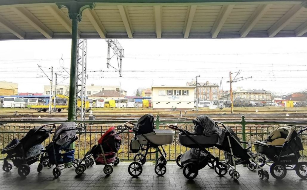 stevesilberman's tweet image. So beautiful: Polish mothers leave empty strollers at the train station for Ukrainian moms escaping the war with their babies. [via @cyndipzsanchez] #standwithUkraine