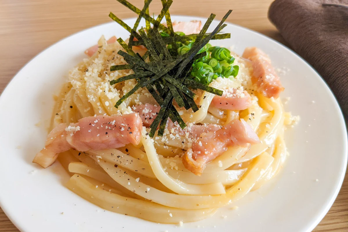 電子レンジで作れるから、疲れているときでも作れそう！とっても簡単でお手軽な「うどん」レシピ！