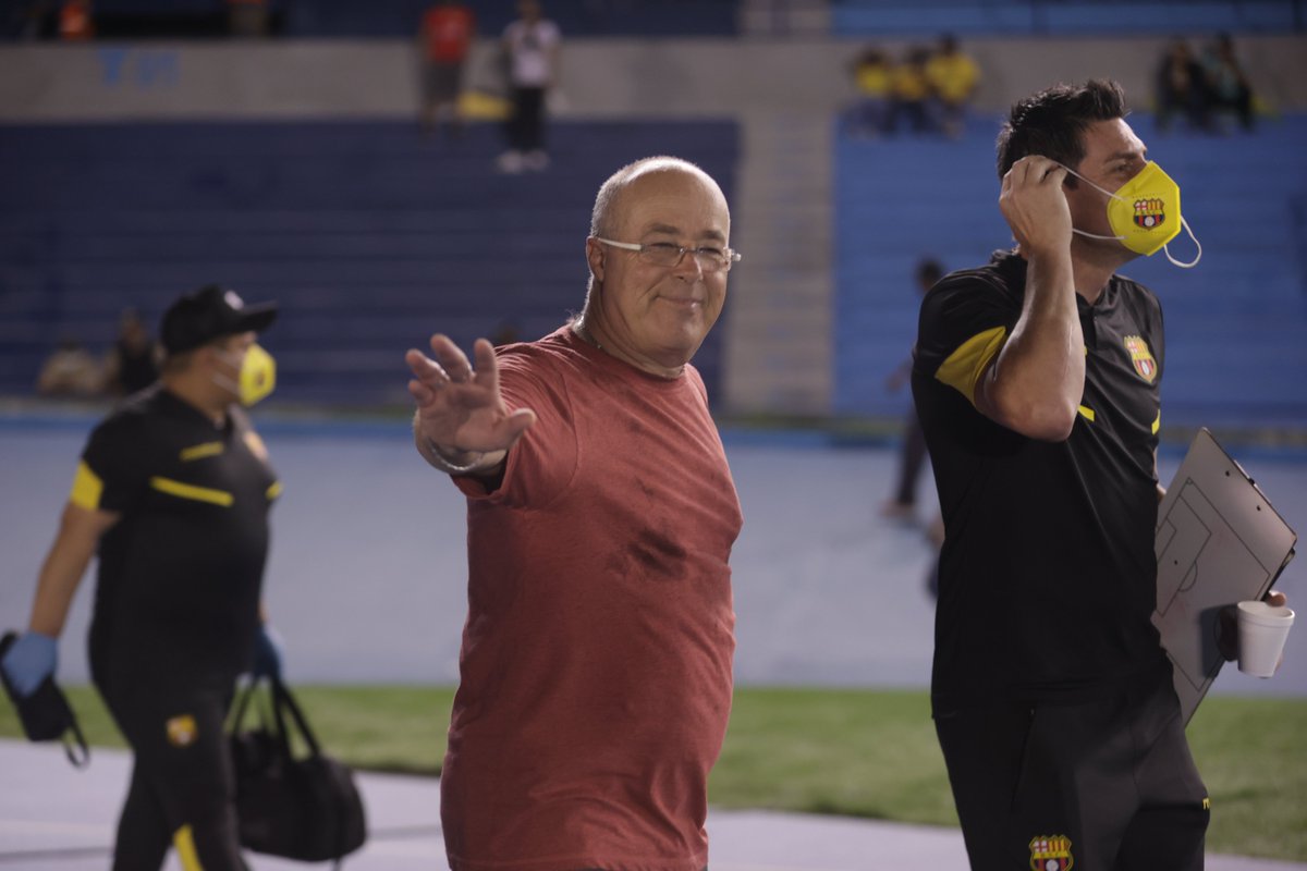 BarcelonaSC's tweet photo. ¡Qué debut, profe! Estreno triunfal para el DT Jorge Célico 👨‍🏫👏👏👏

#9OCTvsBSC #VamosÍdolo 🟡⚫️ https://t.co/3oNiwSu9D6