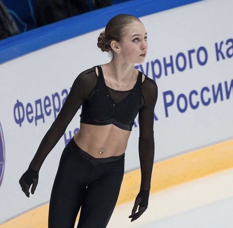 trusova_4queen's tweet photo. the same look but one year apart https://t.co/nP6daP0Nwy