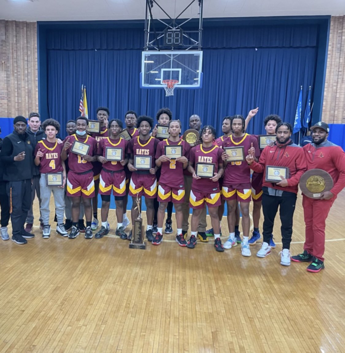CardinalHayes's tweet photo. 2021-22 JV “AA” CITY CHAMPIONS

Congratulations to our JV 🏀 team as they captured the NYCHSAA “AA” Championship defeating @STP_Eagles 60-56 in overtime. #UpHayes https://t.co/V9pFbhKRGK