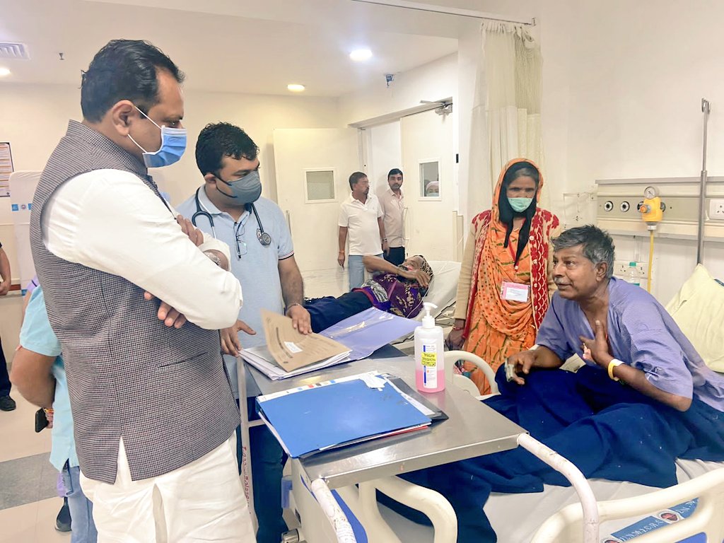 jitu_vaghani's tweet photo. અમદાવાદ ખાતે આવેલી યુ.એન.મહેતા હાર્ટ હોસ્પિટલ ના આઈ.સી.યુ. વિભાગની મુલાકાત લીધી અને ત્યાં સારવાર લઇ રહેલા દર્દીઓ સાથે સંવાદ કરી તેમના સ્વાસ્થ્ય ની પૃચ્છા કરી. https://t.co/gXa5P26NKR