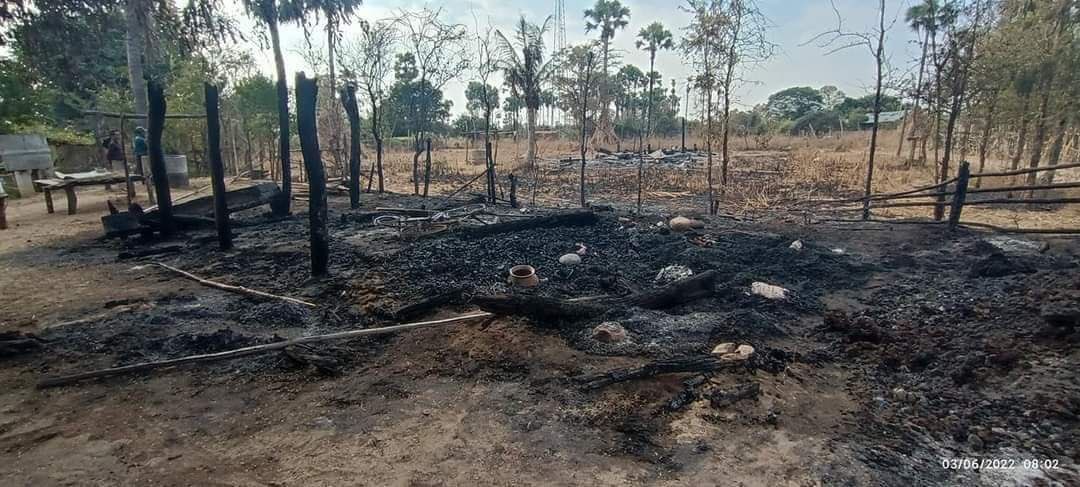 Treza992's tweet photo. About 73 military terrorists burnt down all the residential properties and a clinic in Chaungma eastern and western villages, Kani tsp, Sagaing division last night. #MassacreInMyanmarByJunta #2022Mar6Coup #WhatsHappeningInMyanmar https://t.co/TDHmDcVcfF