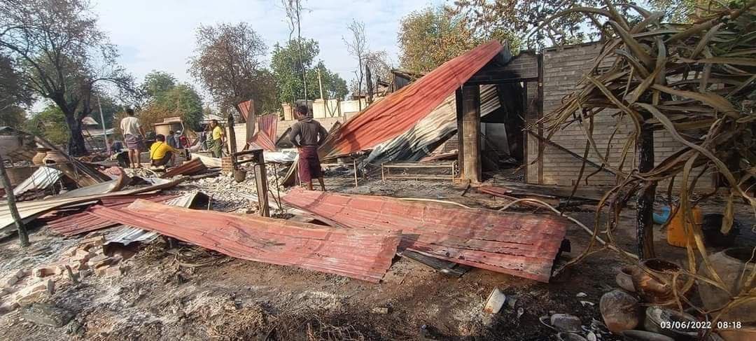 Treza992's tweet photo. About 73 military terrorists burnt down all the residential properties and a clinic in Chaungma eastern and western villages, Kani tsp, Sagaing division last night. #MassacreInMyanmarByJunta #2022Mar6Coup #WhatsHappeningInMyanmar https://t.co/2BUYhla66H