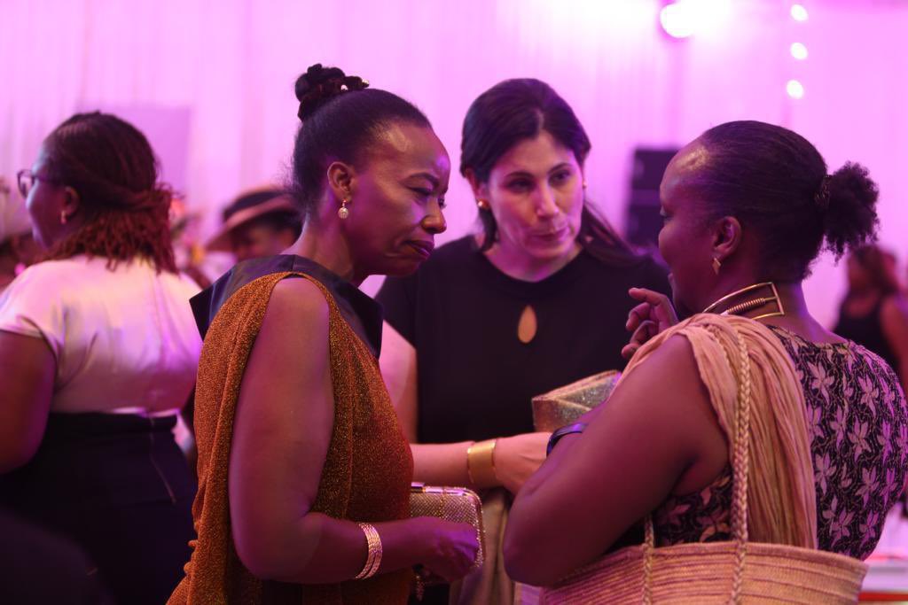 Monica_Juma_'s tweet photo. 8/ We agreed everyone of us is a pillar and committed to nurture a thousand flowers 🌺 🌸 💐 to bloom. https://t.co/IMg7ombbef