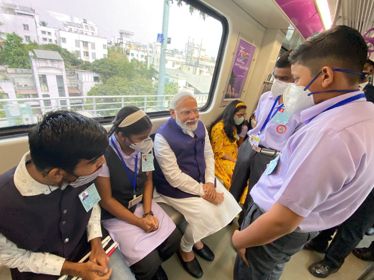 bhagatram2020's tweet photo. जो आदमी हमारे लिए डेली 18-18 घंटा काम कर रहा है, अगर उसके शौक के लिए बच्चों ने संडे को भी यूनिफ़ॉर्म पहन भी ली तो कौन सी आफ़त आ गई  ☹️ https://t.co/G7wqgKt65P