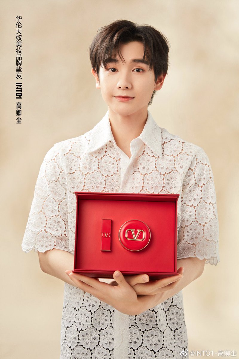 Sun31116766's tweet photo. [Nine’s update]

220306 Weibo update 

高定随行，#华伦天奴气垫# 释放无瑕引力， #华伦天奴大V口红# 219A日落橘红，诠释初春氛围，陷入心动色彩。跟随@Valentino美妆 感官觉醒，邂逅春日悸动美好。https://t.co/wTA65QGOig 

@naninenai99
#นายท่านกรชิต #高卿尘
#INTO1GaoQingchen  
#INTO1Nine https://t.co/dgzG7yS6q2