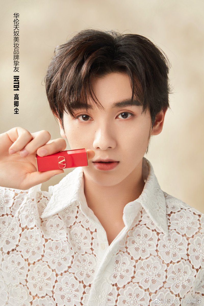 Sun31116766's tweet photo. [Nine’s update]

220306 Weibo update 

高定随行，#华伦天奴气垫# 释放无瑕引力， #华伦天奴大V口红# 219A日落橘红，诠释初春氛围，陷入心动色彩。跟随@Valentino美妆 感官觉醒，邂逅春日悸动美好。https://t.co/wTA65QGOig 

@naninenai99
#นายท่านกรชิต #高卿尘
#INTO1GaoQingchen  
#INTO1Nine https://t.co/dgzG7yS6q2