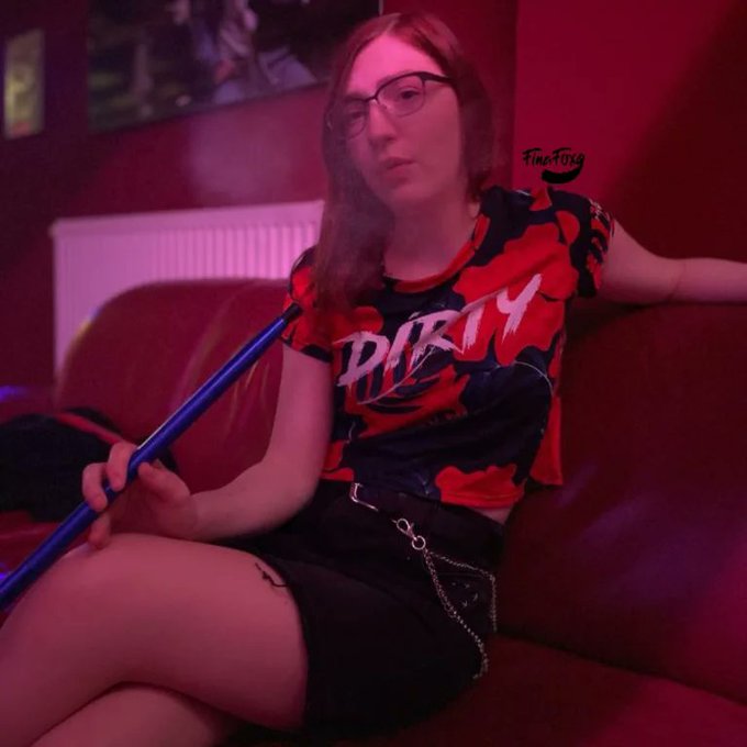 Den Sonntag auf der Couch verbringen... ob mit Shisha oder mit Fuchs ist doch ziemlich egal oder? 😃  #finafoxy<a href="/tag/smoke"class="tags"><span>#smoke</span></a><a href="/tag/redhead"class="tags"><span>#redhead</span></a><a href="/tag/dirty"class="tags"><span>#dirty</span></a><a href="/tag/girlswithglasses"class="tags"><span>#girlswithglasses</span></a><a href="/tag/shisha"class="tags"><span>#shisha</span></a>