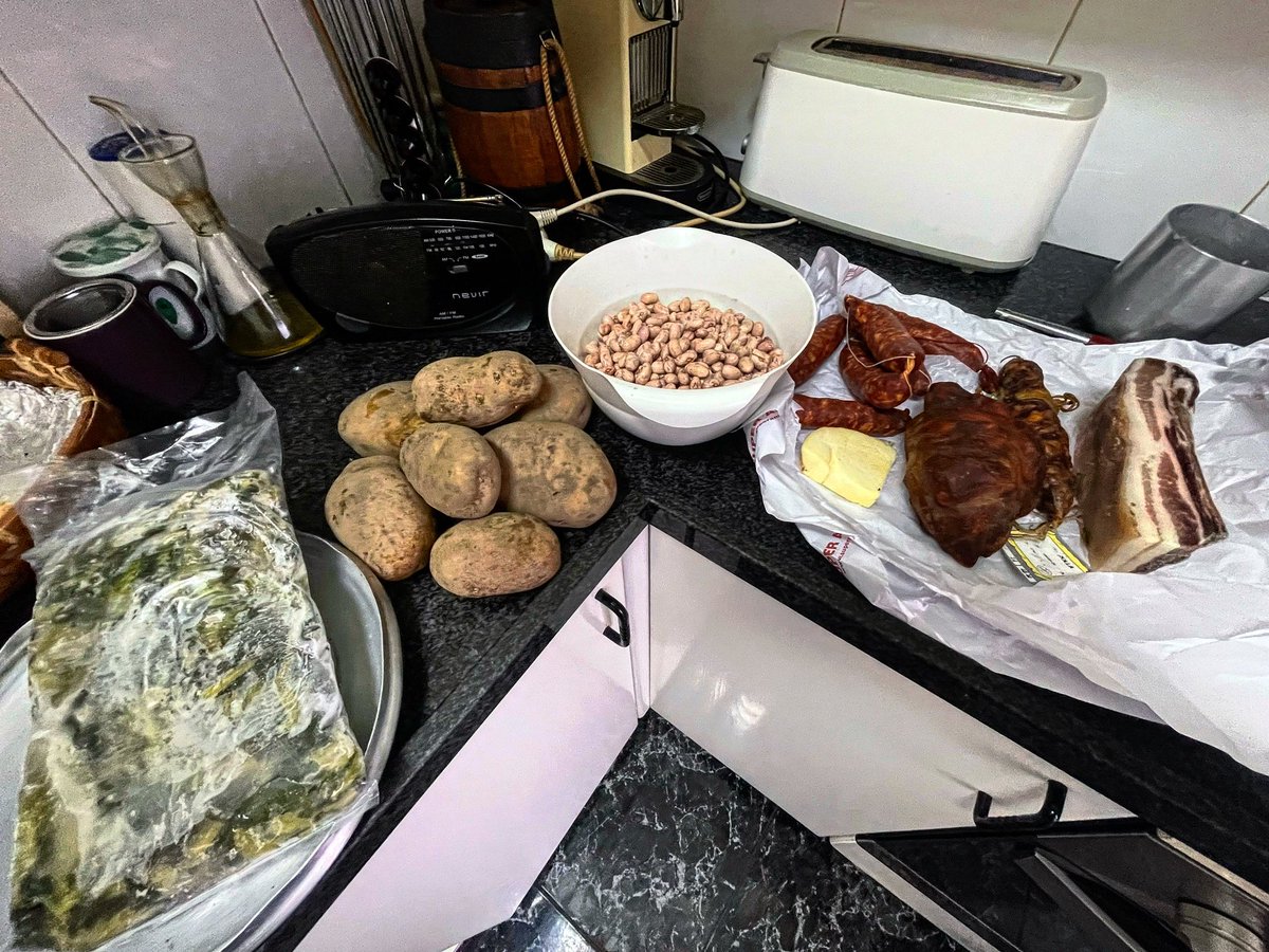 sapoconcho's tweet image. E se chove, que chova!!!
#caldogalego #androlla #botelo #grelos #dietaatlantica #GalizaCeibe #galaicocatalan