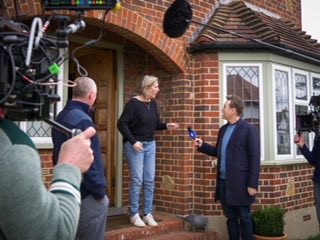 This was was the moment our ⁦<a href="/slwcowen/">Sarah Webb (Cowen)</a>⁩ was surprised by Stephen at her own front door! Making an appearance during #SNT ⁦<a href="/antanddec/">antanddec</a>⁩ every Saturday! Well done Sarah! 😍