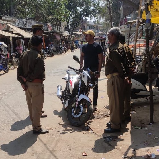 पैदल गश्त, संदिग्ध व्यक्तियों/वाहनों की चेकिंग करते हुए थाना मानिकपुर पुलिस।
#UPElections2022
#YourVoteMatters
 #AgelessDemocracy
