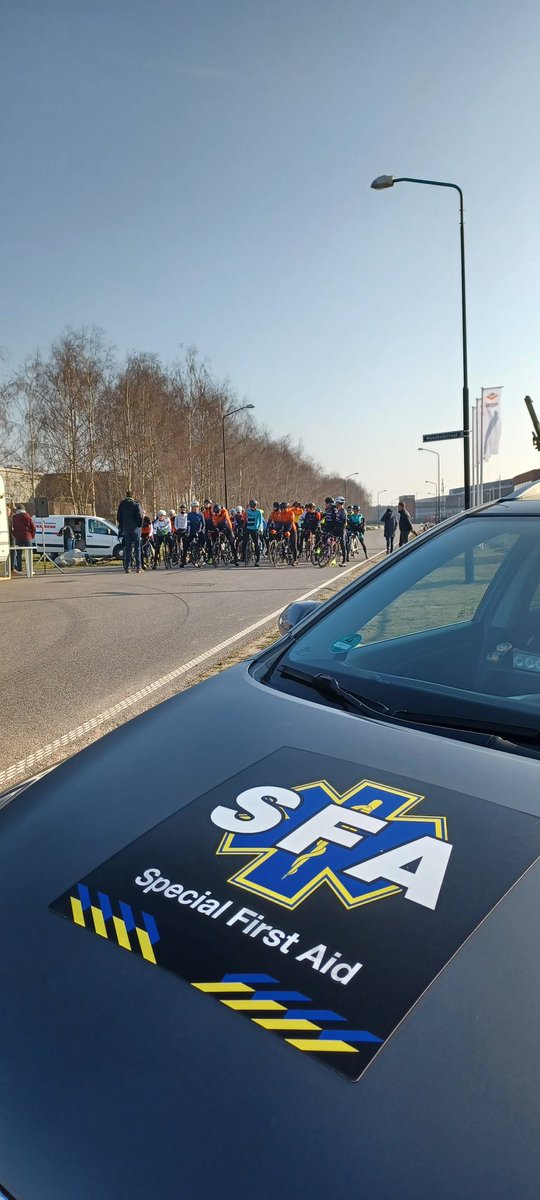SpecialFirstAid's tweet photo. Met dit heerlijk weer is het goed te doen bij de trainingsritten #Oss met de Motorbegeleiding en hulpverlening https://t.co/l8yWBIPZNI