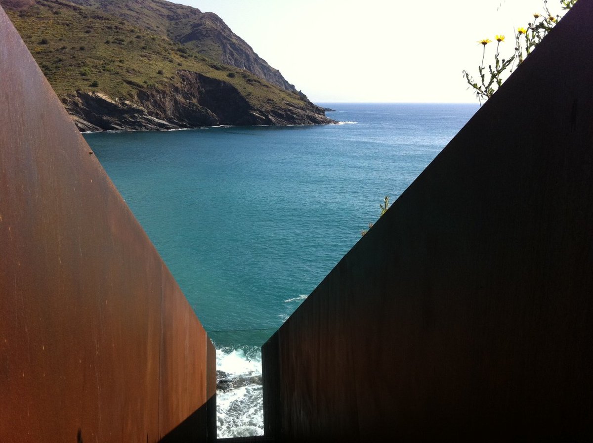 NicolasValle's tweet photo. Abro la maleta prometida: cualquier acontecimiento tuvo en el pasado una oportunidad de enmienda. Ese era el convencimiento de Walter Benjamin cuando entregó aquel pliego de papeles a Hannah Arendt poco antes de suicidarse en Portbou en 1940. Abro hilo (1/29) https://t.co/RPLjVyHJmS