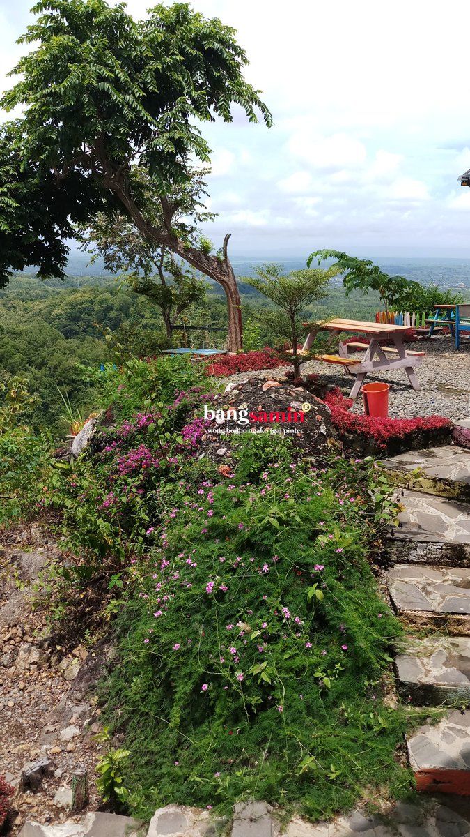 bangsamanja's tweet photo. 8. Spot foto untuk swa foto tersedia beberapa titik, bahkan ada tempat bermalam yang tempatnya asyik banget berada di Puncak Pas Gunung Kuniran #butuhinvestor #obyekwisata https://t.co/V8wXoNZhEG
