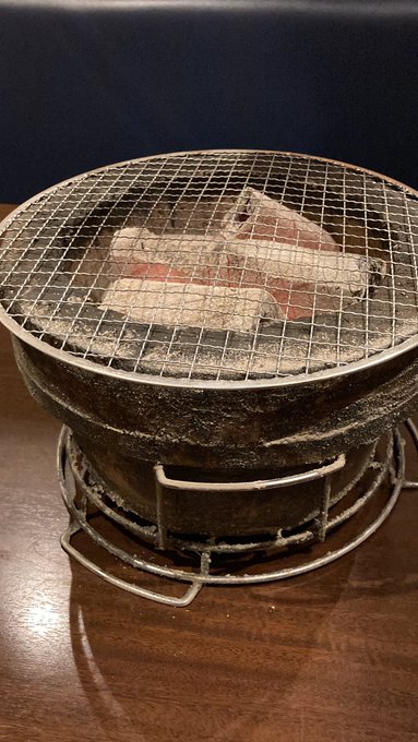 お金を払って網を温めていい屋さんに来ました。これから温めていきます 