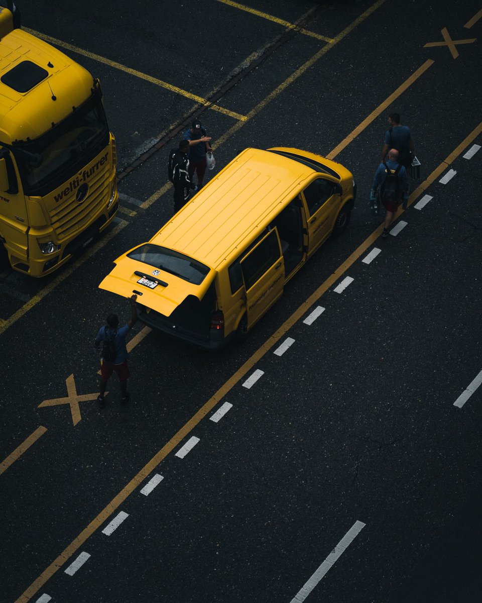 ImZefyr's tweet photo. Yellow pop in street photography https://t.co/oc41gcxXQe