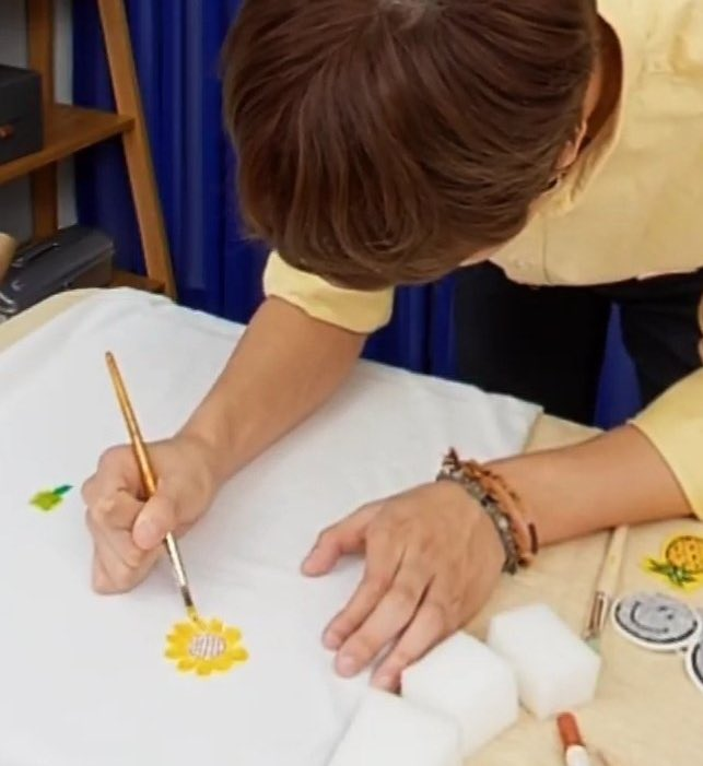 haelovs's tweet photo. haechan will always have sunflowers 💛🌻 https://t.co/S9XjVJ5VqK