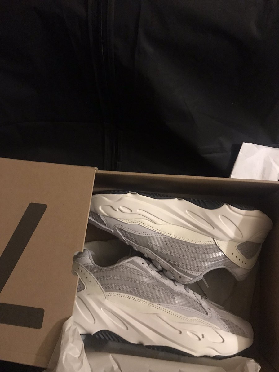 FlyDaMayor's tweet photo. Came for UNC’s, left wit V2’s 
#Yeezy 🌫🌪 https://t.co/07B4cq0Lno