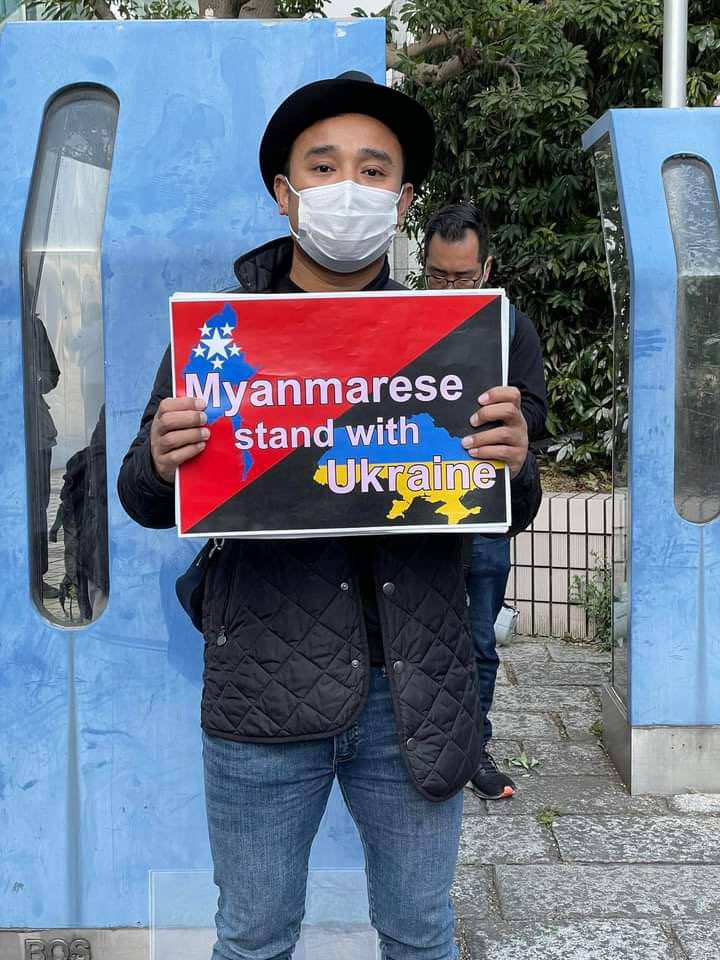 2021Revtweets's tweet photo. Burmese nationalities protested against military junta in front of the 
@UN in Tokyo, and demonstrate their solidarity with the nation of #Ukraine and Burma.
#MassacreInMyanmarByJunta
#2022Mar6Coup
#WhatsHappeningInMyanmar https://t.co/ymeYGQBXWY